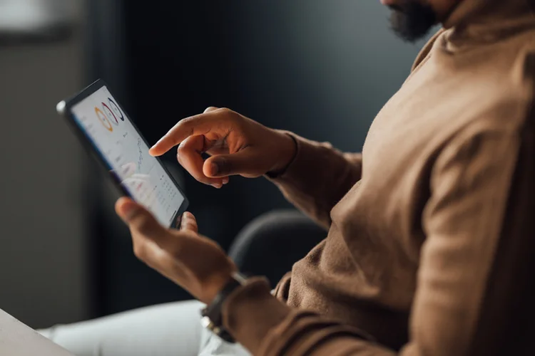 A Receita Líquida foi de R$ 69 milhões (FreshSplash/Getty Images)