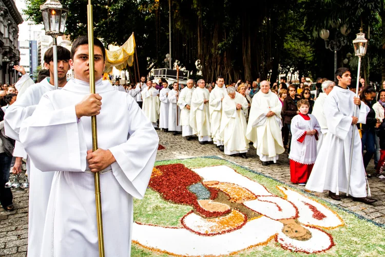 Corpus Christi: feriado religioso celebrado em 19 de junho com tradições como os tapetes de sal (Ricardo Ribas/SOPA Images/LightRocket via Getty Images)
