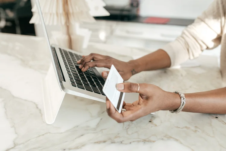 Nem todo cartão tem a função: é preciso verificar diretamente com as operadoras se o serviço de pagamento de boletos está habilitado e quais tarifas estão envolvidas. (kate_sept2004/Getty Images)