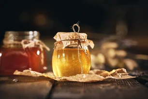 Imagem referente à matéria: Mais valioso do que ouro: conheça o mel de abelhas sem ferrão, que chega a custar R$ 1.300 o litro