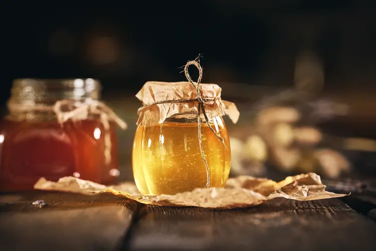 Com uma composição físico-química distinta do tipo convencional, o mel das abelhas nativas é mais líquido, menos doce e tem sabores, cores e aromas bem variados, de acordo com a espécie e a florada.   (da-kuk/Getty Images)