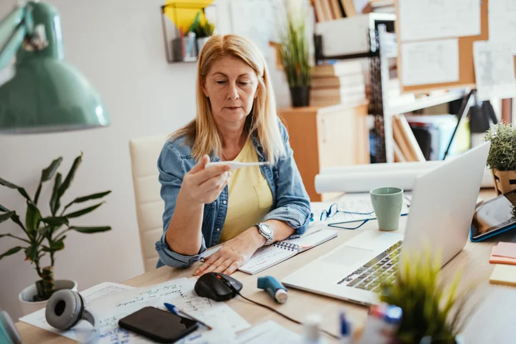 Casos de ausência no emprego no primeiro trimestre saltaram de 244 em 2023 para 2.651 neste ano, segundo estudo da B2P  (Drazen_ / Getty Images/Divulgação)