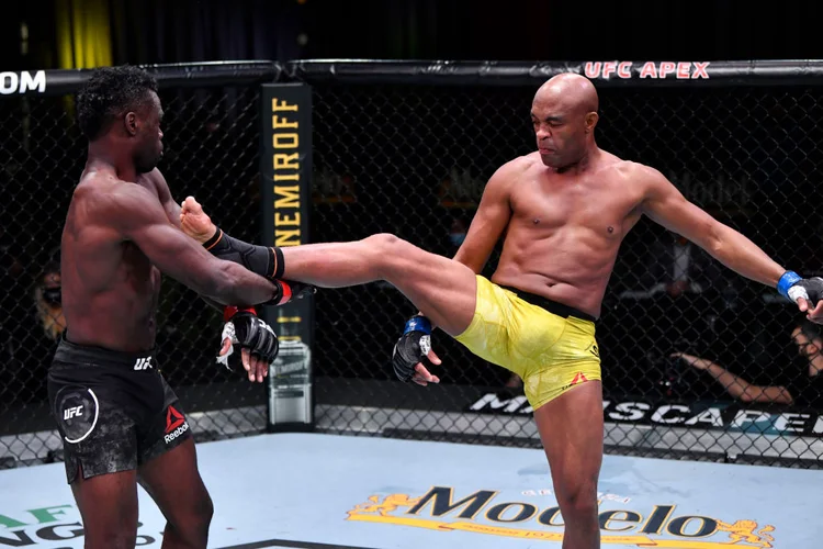 Anderson Silva tem um cartel de duas vitórias, duas derrota e um empate no boxe. (Jeff Bottari/Getty Images)