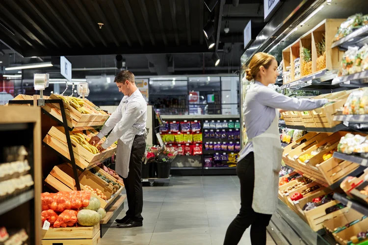 Os supermercados brasileiros desperdiçam o equivalente a cerca de R$ 7,6 bilhões por ano em frutas, legumes, verduras e produtos das seções de padaria, peixaria e açougue, segundo a Abras.