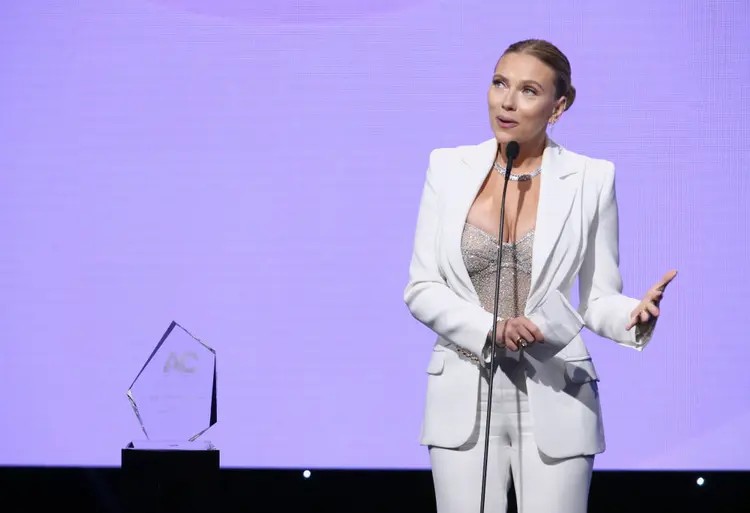 Scarlett Johansson: apesar das semelhanças, OpenAI deixa claro que voz 'Sky' foi feita com uma dubladora profissional (Tommaso Boddi/Getty Images)