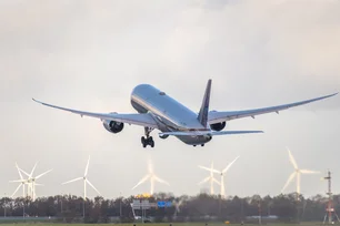Imagem referente à matéria: Pessoa morre ao entrar em motor de avião da Embraer no aeroporto de Amsterdã