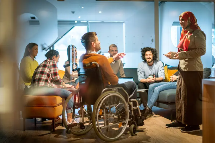 A Lei Brasileira de Inclusão, criada em 2015, busca promover condições de igualdade e liberdade para pessoas com deficiência, inclusive no mercado de trabalho (Jasmin Merdan/Getty Images)
