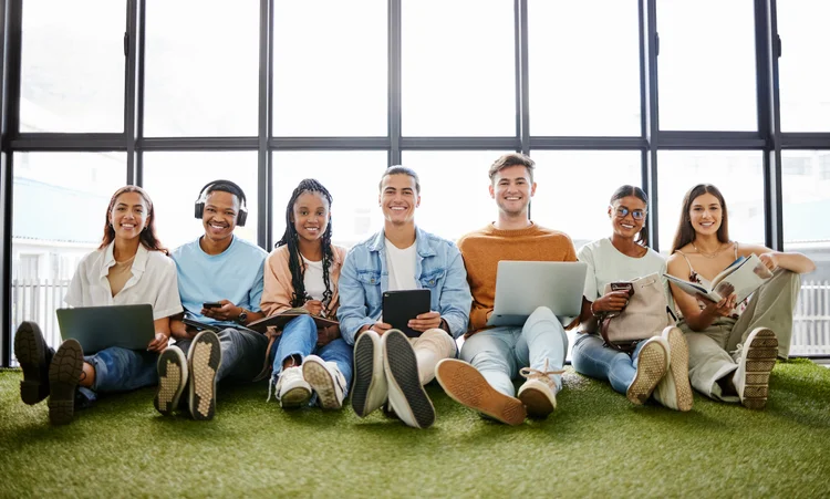 Mais da metade dos estagiários atuam em regime totalmente presencial, mas preferem o híbrido, aponta a pesquisa (PeopleImages/Getty Images)