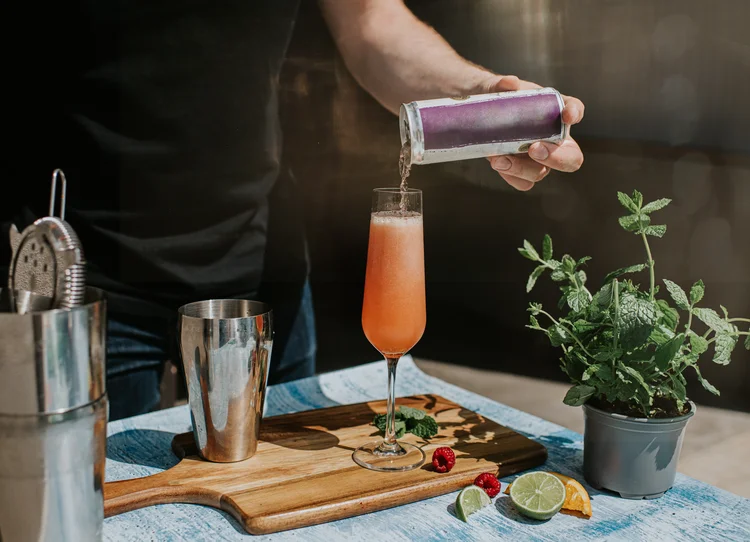 Influenciadores da Geração Z compartilham compras de itens gourmet nas redes sociais, transformando produtos de mercearia em símbolos de status e expressão. (Catherine Falls Commercial/Getty Images)