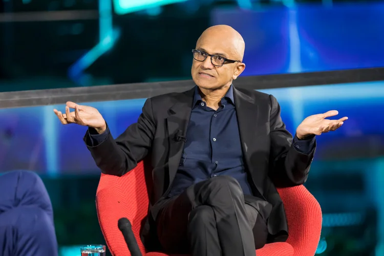 Satya Nadella: CEO da Microsoft já disse que"estamos abaixo deles, acima deles, ao redor deles" em referência a OpenAI (Ben Kriemann/Getty Images)