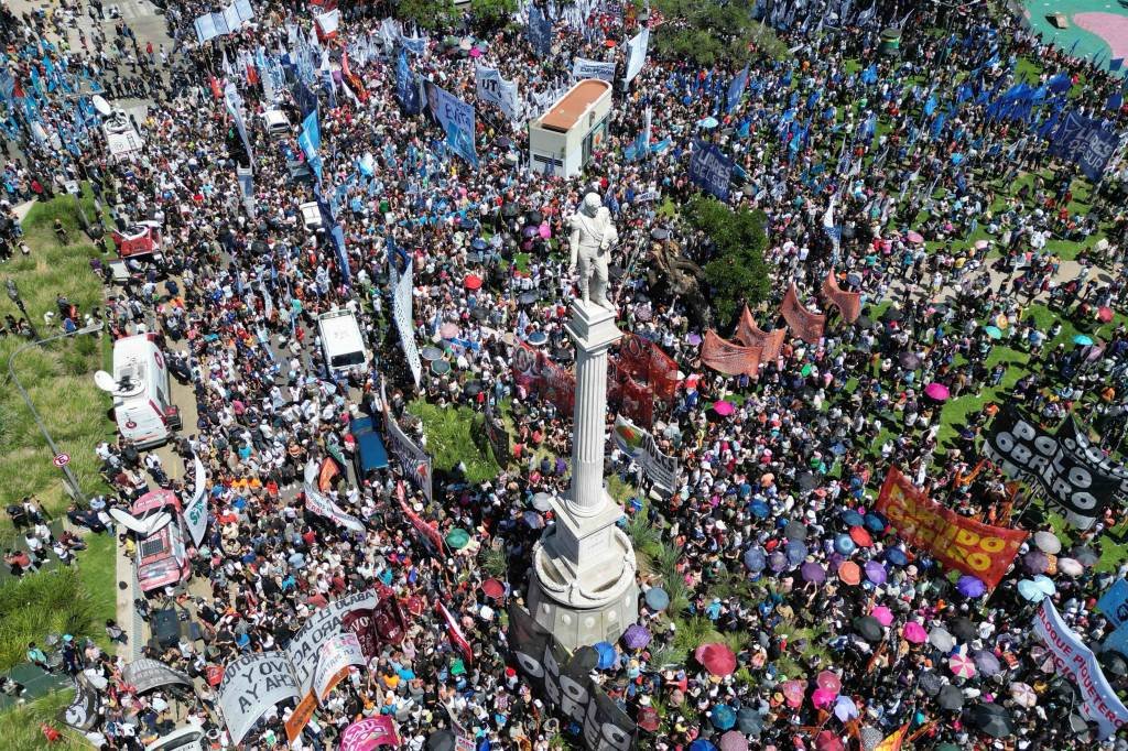Na Argentina, público protesta contra decreto de emergência de Javier Milei em dezembro de 2023 (Getty Images)