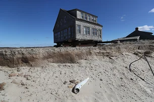 Casas de bilionários vão parar no mar após aumento de erosão em ilha americana