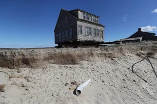 Imagem referente à matéria: Casas de bilionários vão parar no mar após aumento de erosão em ilha americana