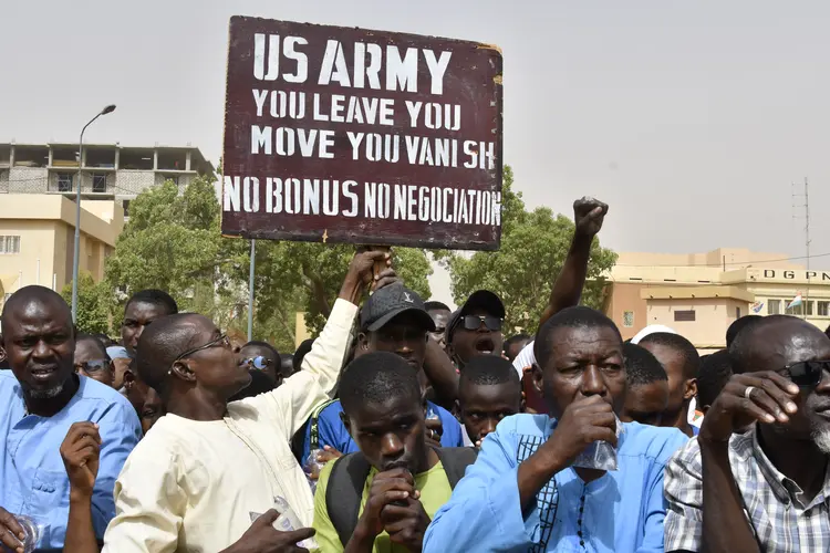 Manifestantes pedem a saída de tropas dos EUA do Níger ((Photo by AFP) (Photo by -/AFP via Getty Images)/Getty Images)