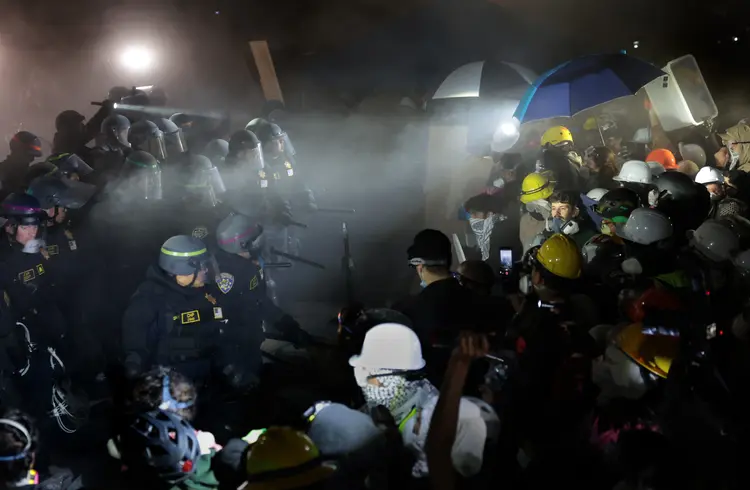 Confronto entre policiais e manifestantes no campus da UCLA ((Wally Skalij/Los Angeles Times via Getty Images)/Getty Images)