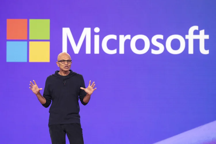 Satya Nadella, CEO da Microsoft: IA está reformulando processos e funções em todos os níveis da empresa (JASON REDMOND/Getty Images)