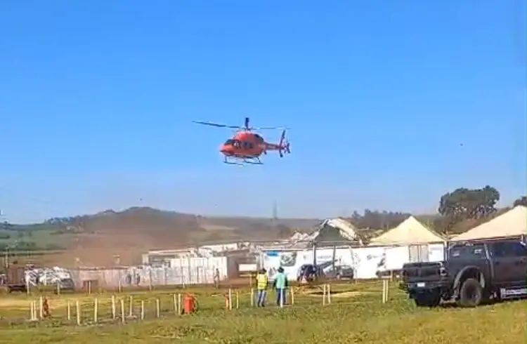 Helicóptero sobrevoa tenda, que desabou com o vento, na Agriswho (Reproduçao)