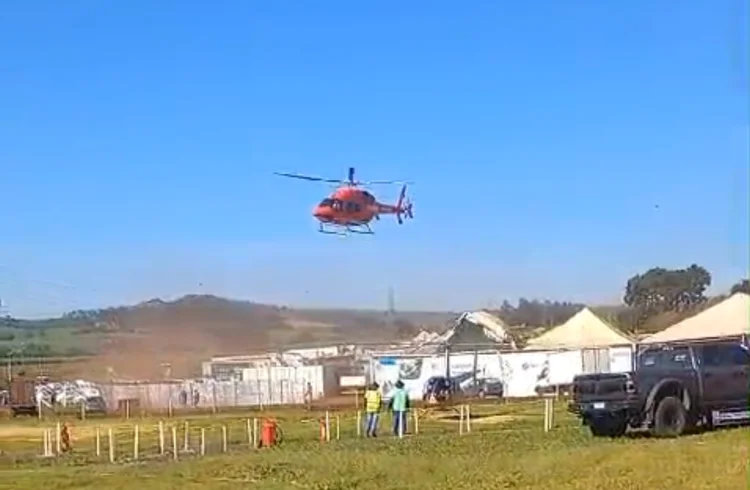 Helicóptero sobrevoa tenda, que desabou com o vento, na Agriswho (Reproduçao)