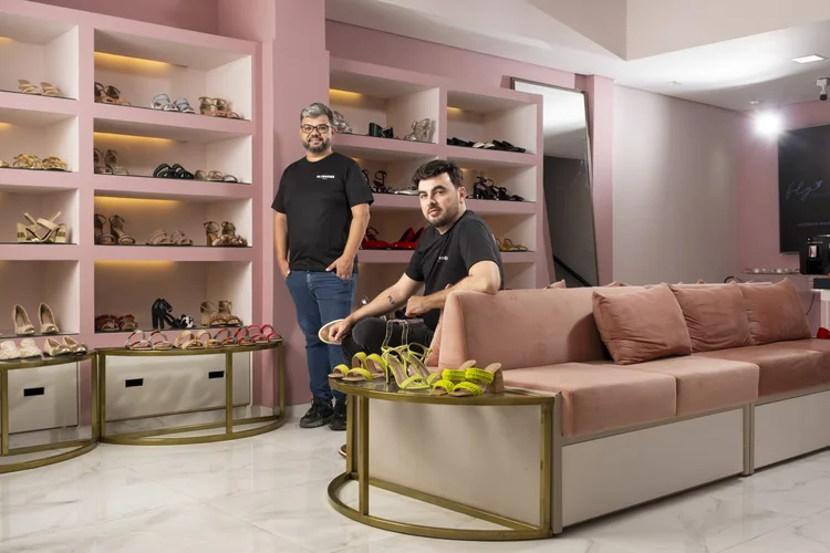 João Paulo Rossi e Alex Romanino, fundadores da Flyshoes. (Eduardo Frazão /Divulgação)