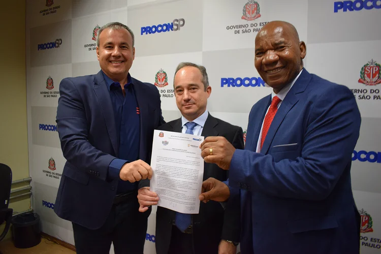 Luiz Gustavo Tozo, diretor comercial da TIM, Luiz Orsatti Filho, diretor executivo Procon SP e José Vicente, reitor da Universidade Zumbi dos Palmares, durante solenidade de adesão da TIM ao Procon Racial. (TIM/Divulgação)