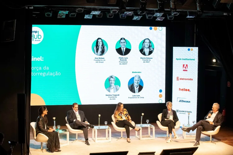 Painel reuniu Luiz Lara, do Cenp; Ana Moisés, do IAB Brasil; Flavio Lara, da ABERT; Marcia Esteves, da ABAP; e Nelcina Tropardi, da ABA