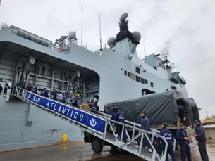 Maior navio de guerra da América Latina chega ao Rio Grande do Sul com toneladas de doações