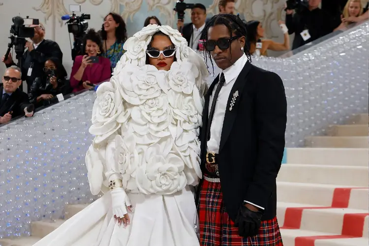 Met Gala: cantora Rihanna e seu companheiro A$AP Rocky no tapele vermelho da última edição do baile, em Nova York (Taylor Hill /Getty Images)