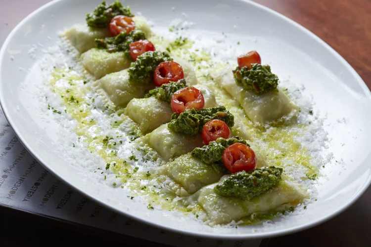 Modern Mamma Osteria: Bauletti, massa recheada com batata assada e pecorino ao pesto de pistache (R$ 84). (Divulgação/Divulgação)
