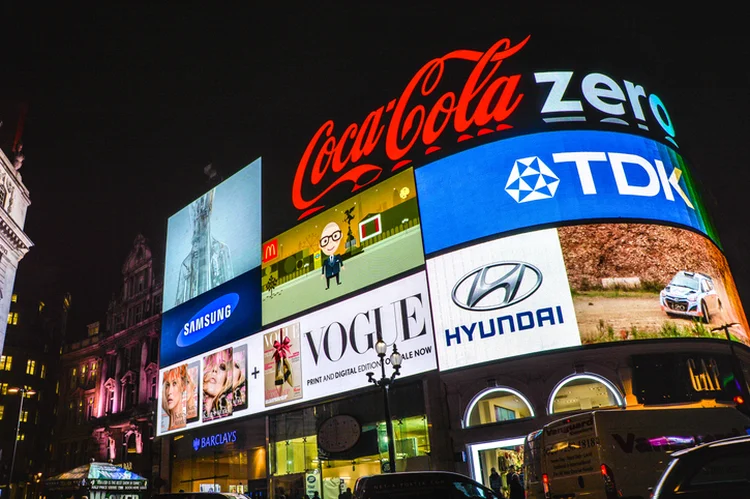 Entenda como a IA pode moldar o futuro do DOOH  (OfirPeretz/Getty Images)