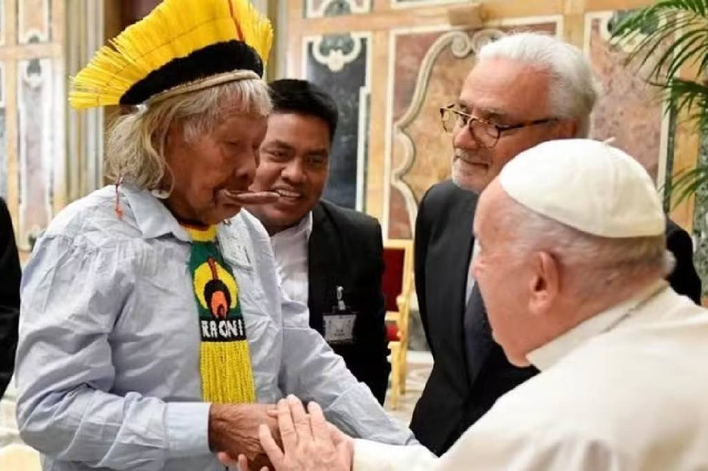 Cacique Raoni encontra papa Francisco no Vaticano e entrega carta sobre proteção das florestas