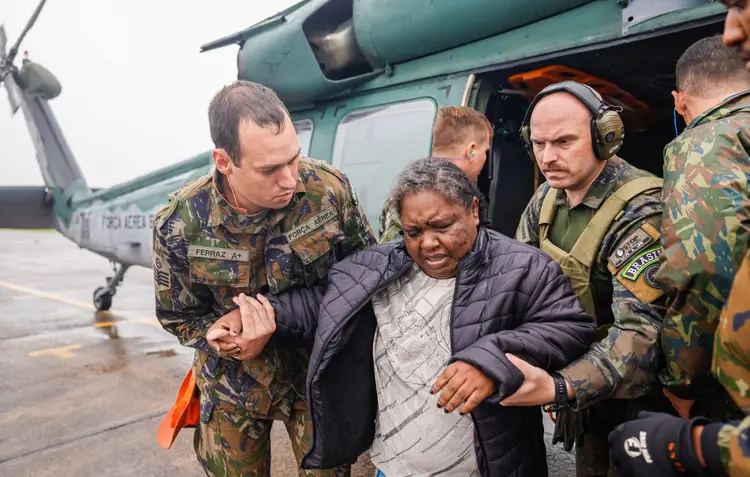 Resgate de pessoas afetadas pelas chuvas no Rio Grande do Sul, na Base Aérea de Santa Maria (RS) (Ricardo Stuckert/ Presidência da República /Agência Brasil)