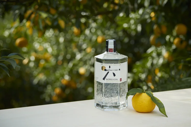 Roku Gin: destilado premium vem em uma garrafa hexagonal, que representa os seis botânicos japoneses exclusivos presentes na composição, e com rótulo impresso em papel washi, destacando ainda o artesanato japonês (Roku Gin/Divulgação)