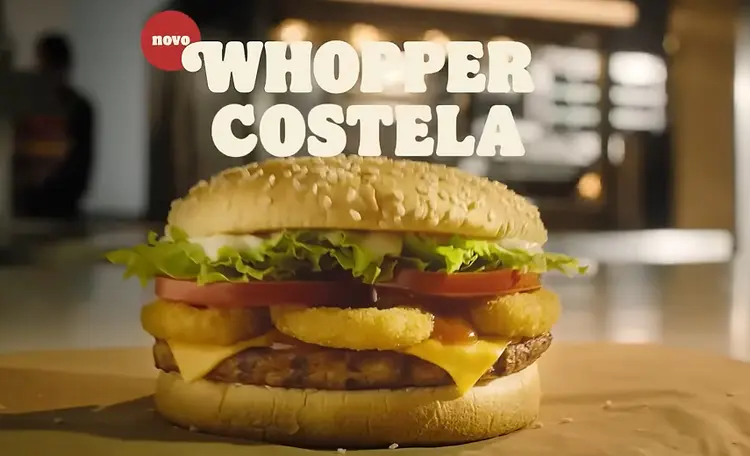 Burger King: hambúrguer, apesar de levar o nome de costela, na verdade, usa somente paleta suína e aroma de costela suína (Burger King/ Reprodução/YouTube)