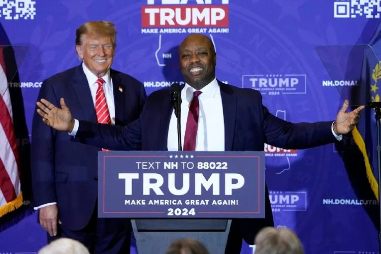 AFP  O senador americano Tim Scott (em primeiro plano) com o ex-presidente Donald Trump, em janeiro de 2024, é um dos vários candidatos à vice-presidência que se recusam a dizer se aceitarão os resultados das eleições, independentemente do vencedor (Frankie TAGGART /AFP)