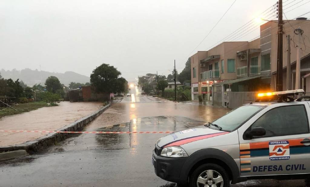 Imagem referente à notícia: Santa Catarina confirma 1ª morte por causa de chuvas e munícipios entram em alerta máximo