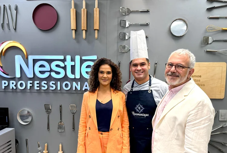 Helen Andrade, diretora de Diversidade e Inclusão da Nestlé Brasil, Felipe Cunha, chef do Fasano Itaim, e João Alegria, Secretário Geral da Fundação Roberto Marinho anunciam o programa "a.colher" (Nestlé /Divulgação)