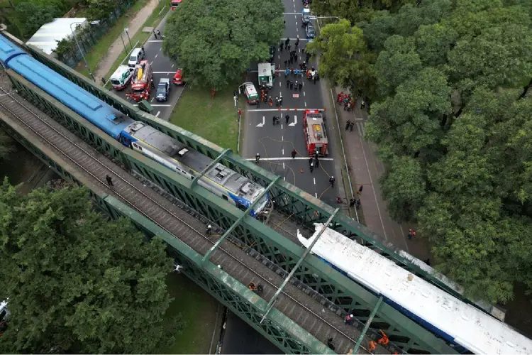 Vista aérea do acidente de trens em Buenos Aires, na Argentina, em 10 de maio de 2024 (Sonia AVALOS, Martín RASCHINSKY/AFP)