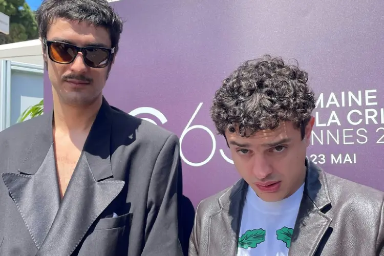 O cineasta argentino Federico Luis (à esquerda) e o ator Lorenzo "Toto" Ferro apresentam o filme "Simón de la Montaña" no dia 16 de maio de 2024 no Festival de Cinema de Cannes, na França (AFP)