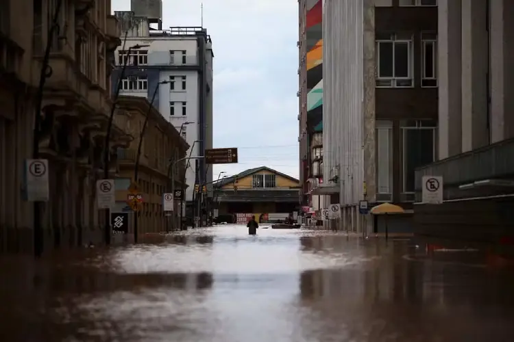 Vista de uma rua alagada no centro histórico de Porto Alegre, Rio Grande do Sul, em 5 de maio de 2024 (Anselmo Cunha/AFP)