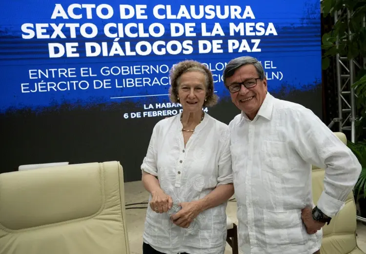 Acordo de paz: representante do governo da Colômbia, Vera Grabe, e o diretor da delegação do ELN, Pablo Beltran se encontraram em fevereiro para tratar do acordo (AFP/AFP Photo)