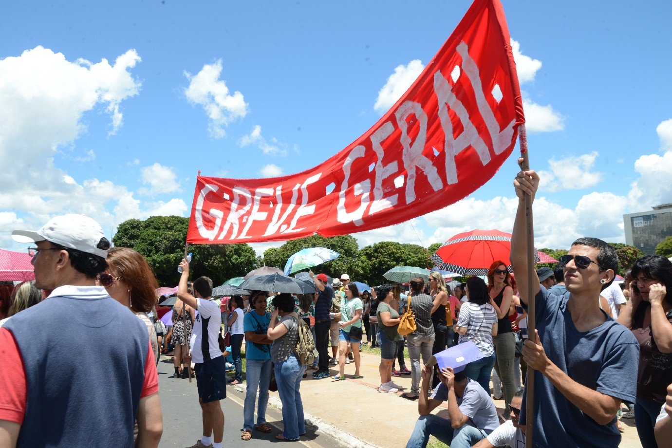 Greve na educação: governo oferece reajustes de 13% a 31% para professores até 2026