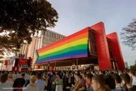 Imagem referente à notícia: MASP hasteia bandeira LGBT+ em sua fachada durante a Parada de São Paulo