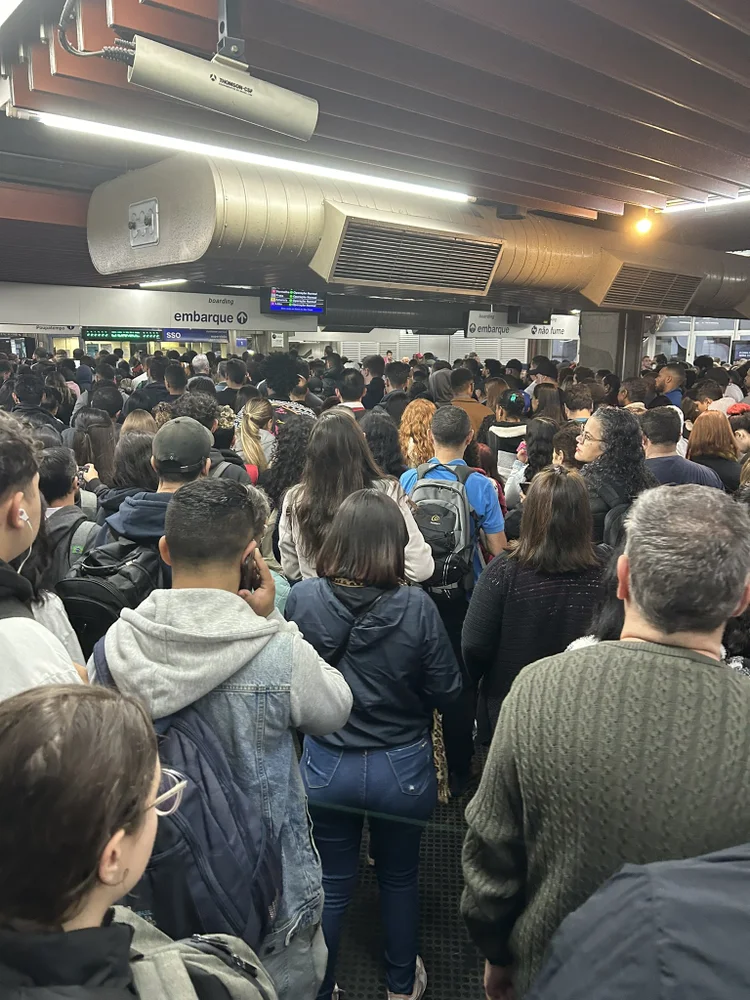 Passageiros registram movimetação em estações da linha 1-Azul nesta terça-feira, 28 (Reprodução / X )