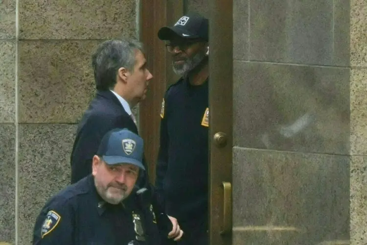 O ex-advogado de Trump, Michael Cohen, chega ao tribunal criminal de Manhattan para o julgamento do ex-presidente dos EUA, Donald Trump (Nicolas REVISE, Andréa BAMBINO/AFP)