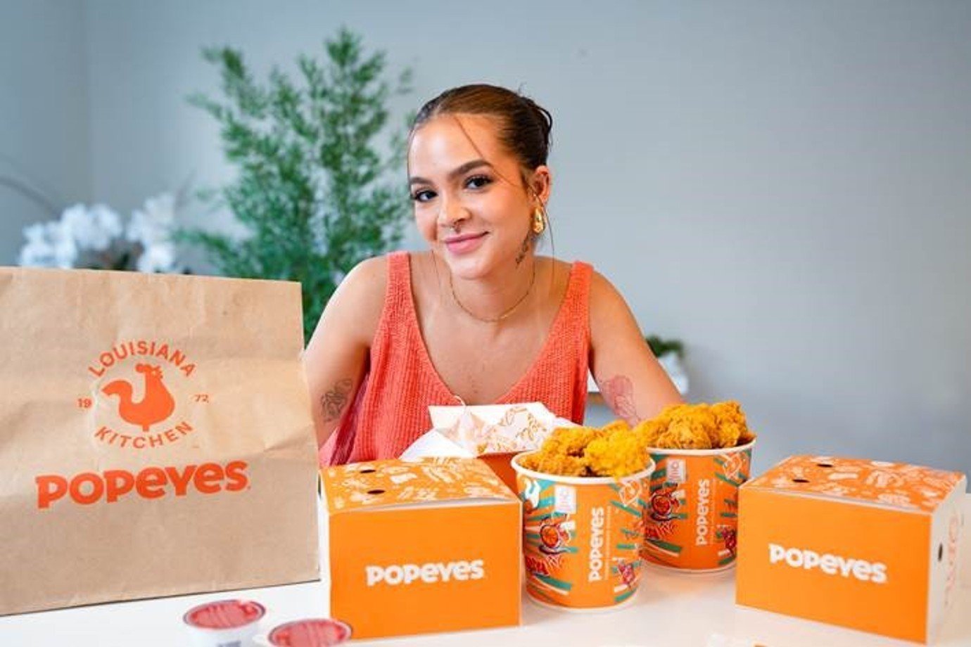 Popeyes vai dar frango frito de graça para pessoas com menos de 1,55m