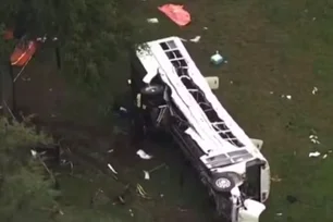 Imagem referente à matéria: Oito pessoas morrem e 40 ficam feridas em grave acidente de ônibus na Flórida, EUA