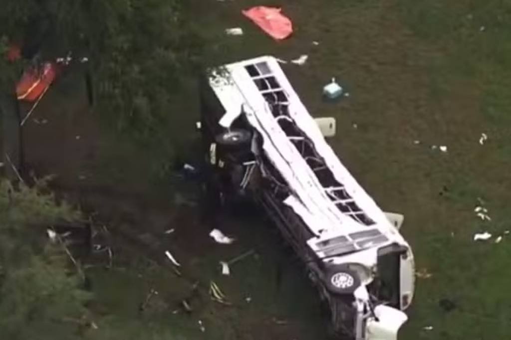 Oito pessoas morrem e 40 ficam feridas em grave acidente de ônibus na Flórida, EUA