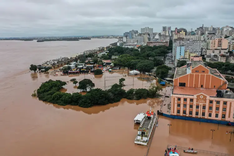 Rio Guaíba, usina do gasômetro, em Porto Alegre após chuva intensa (Gilvan Rocha/Agência Brasil)