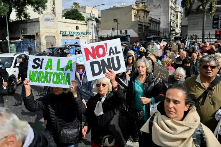 Aposentados manifestam-se contra as reformas econômicas do governo do presidente argentino Javier Milei em frente ao Congresso Nacional em Buenos Aires (Leila MACOR/AFP Photo)