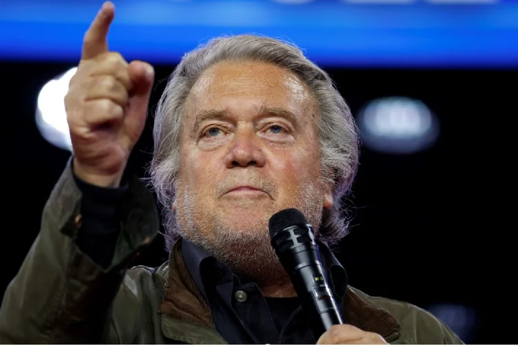 Um tribunal federal de apelações dos Estados Unidos confirmou uma pena de quatro meses de prisão para Steve Bannon, ex-assessor de Donald Trump, por desacato ao Congresso (AFP)